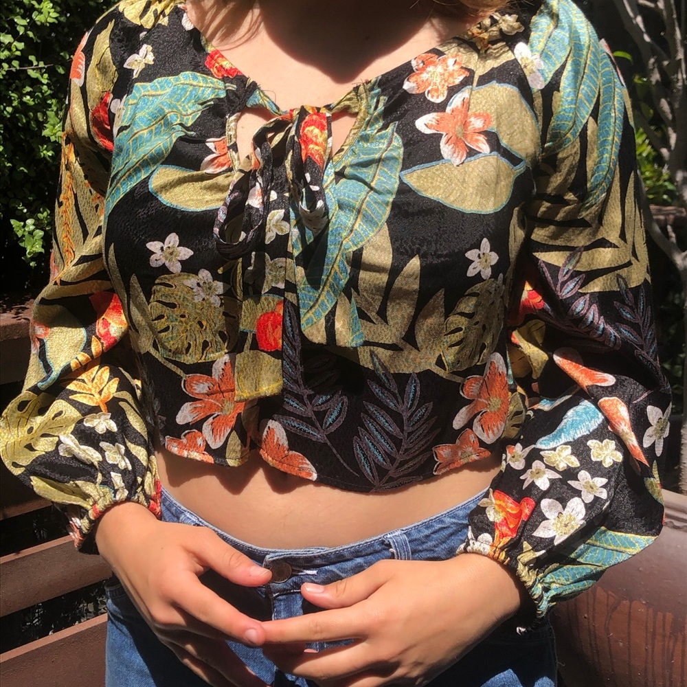 Super cute flower top! Worn maybe twice